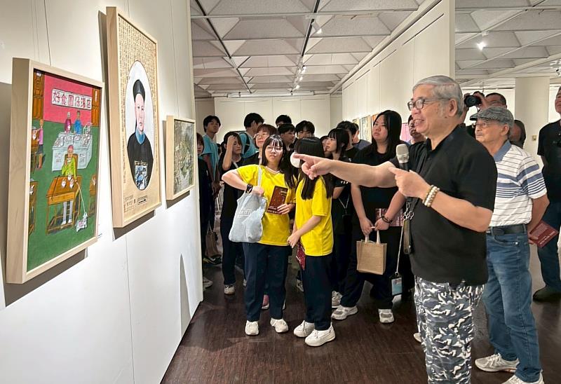 策展人黃海鳴教授進行展場巡禮