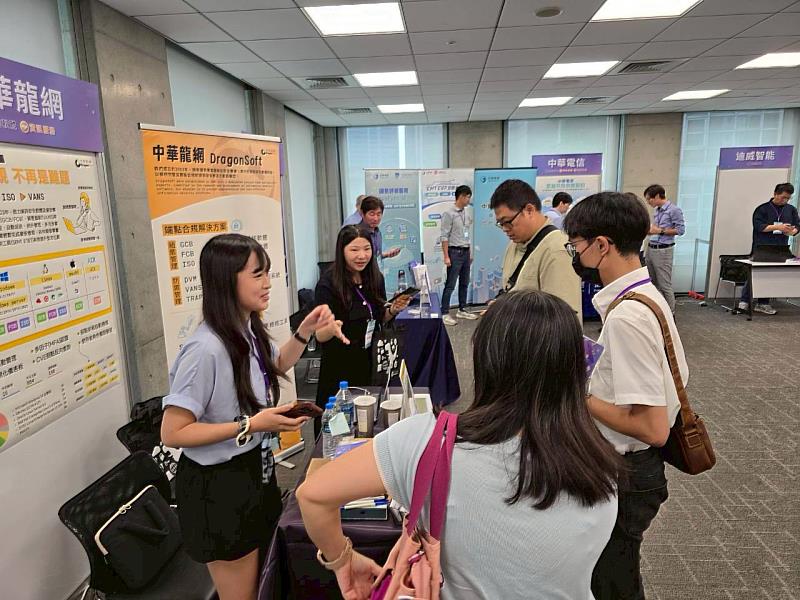 2025創新資訊應用展示暨研討會-現場交流狀況