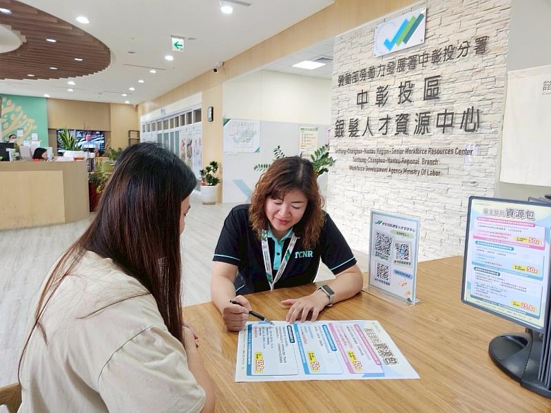 工作人員為企業人資講解繼續僱用高齡者補助計畫