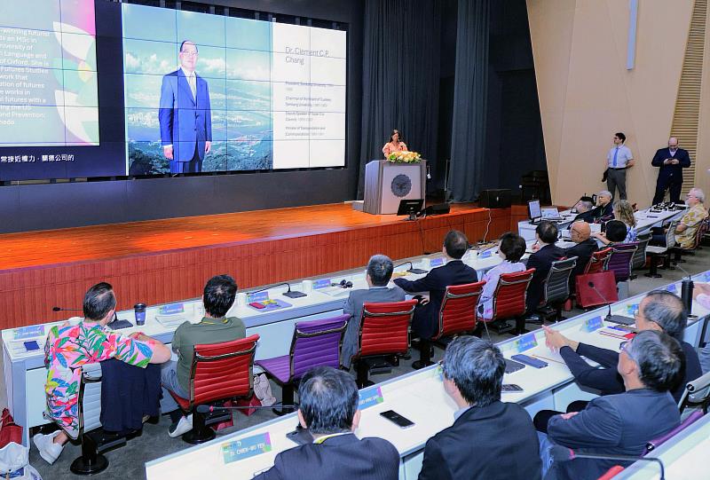Dr. Lavonne Leong以「未來學在淡江：張建邦的遠見」為題演說，感性灺介紹淡江推廣未來化的歷程。（圖／淡江大學提供）