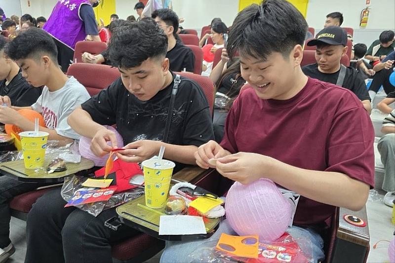 學生親手製作燈籠，體驗「團圓與分享」的文化意涵，燈光點亮心願，也照亮異鄉求學的旅程。