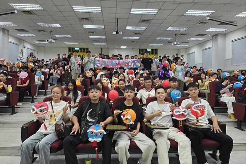 國際學生齊聚一堂，共同參與新生聯誼活動，在歡笑與交流中留下珍貴回憶。