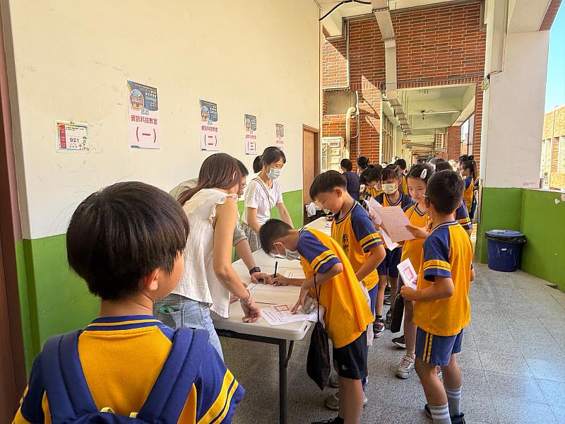 學生依序進行報到，準備迎接挑戰