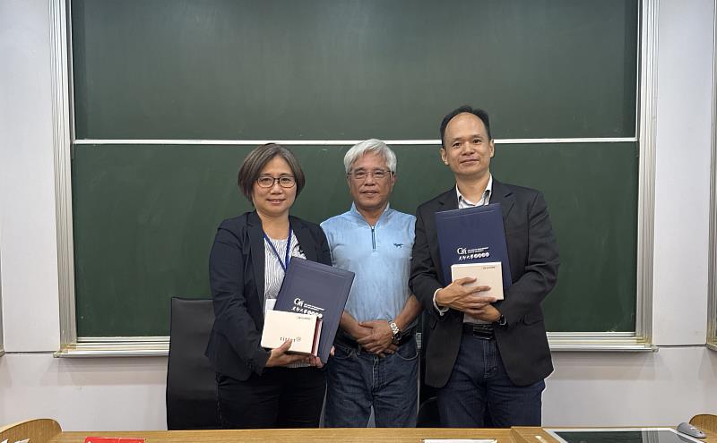 智訊轉型有限公司執行長呂姿慧(左)與全知數位創辦人鍾凱文(右)進行專題演講