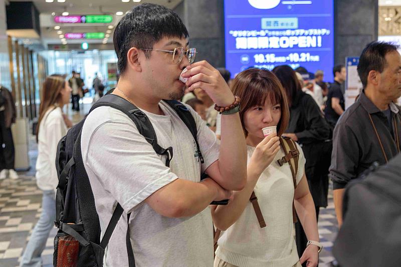 「啡嚐嘉義」飄香日本大阪近鐵百貨，人潮聞香而來