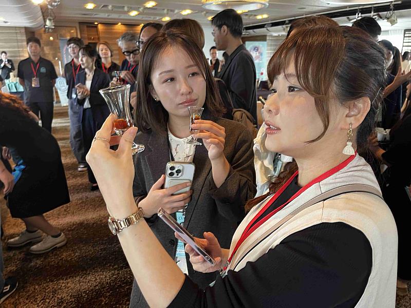 「啡嚐嘉義」飄香日本大阪近鐵百貨，人潮聞香而來