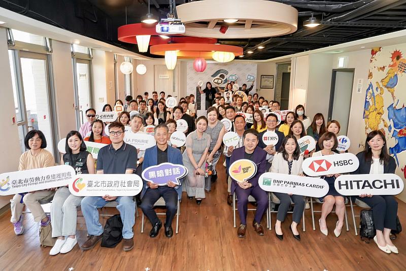 中國文化大學永續創新學院響應社會企業「黑暗對話(Dialogue in the Dark)」發起的「視覺友善聯盟」倡議,與來自產、官、學界共30位夥伴共同推動視覺友善行動。