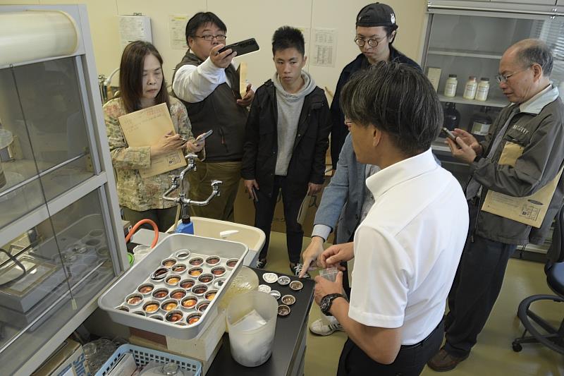 工業技術中心漆藝實驗室小林正信理事解說漆液檢測方法