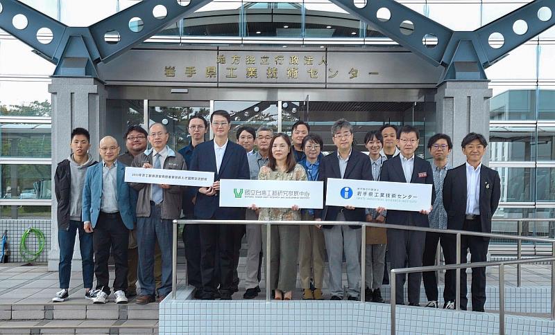 工藝中心於10月啟動首波實質交流，展開「2025年漆工藝資源復育暨產業技術人才國際交流研修」，並於近日圓滿落幕。