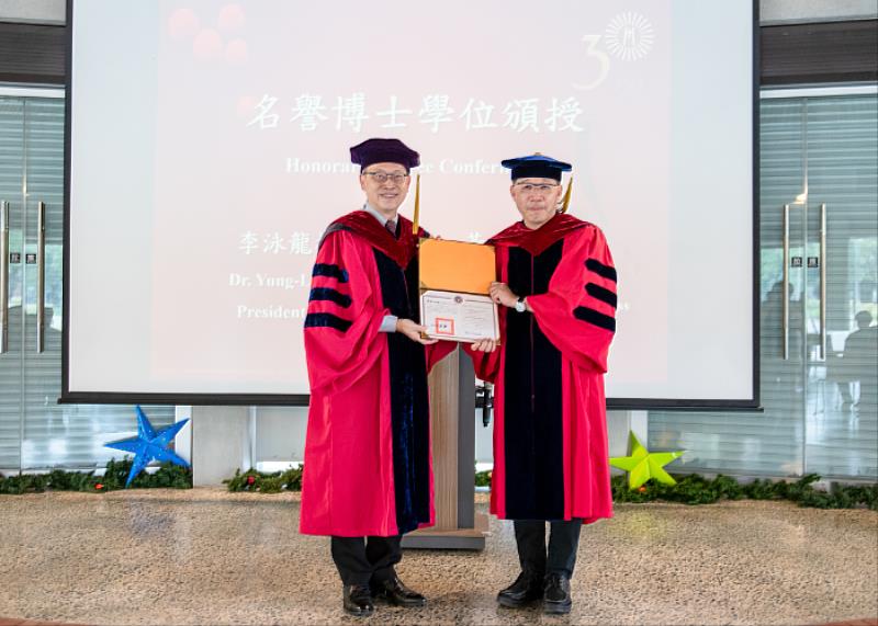黃建文博士(右)於2023年榮獲長榮大學名譽博士