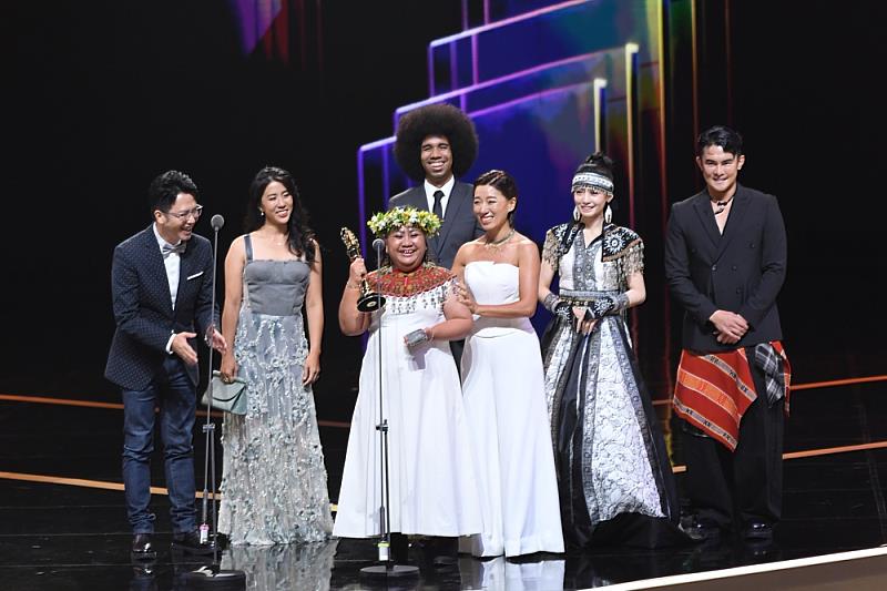 圖2-拿下「生活風格節目獎」的《ila跟土地學做飯》團隊原視節目企劃組組長Vais‧qapulu杜秋鳳（排灣族）(左三)說，希望透過節目，讓台灣所有的百姓都能夠認識我們、欣賞我們，尊重我們的文化。圖-三立電視台提供