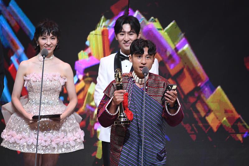 圖1-榮獲「兒童少年節目主持人獎」的Yukan張祖鈞上台時，以泰雅族語感謝逝世的族人耆老們，並承諾將帶著族人的精神，繼續走下去，也將會繼續遵循Gaga（祖先流傳下來的社會規範和生活準則）讓台下觀眾聽了十分動容。圖-三立電視台提供