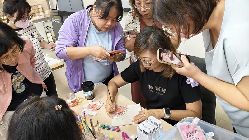 學員們圍著老師學習曼陀羅繪畫技巧