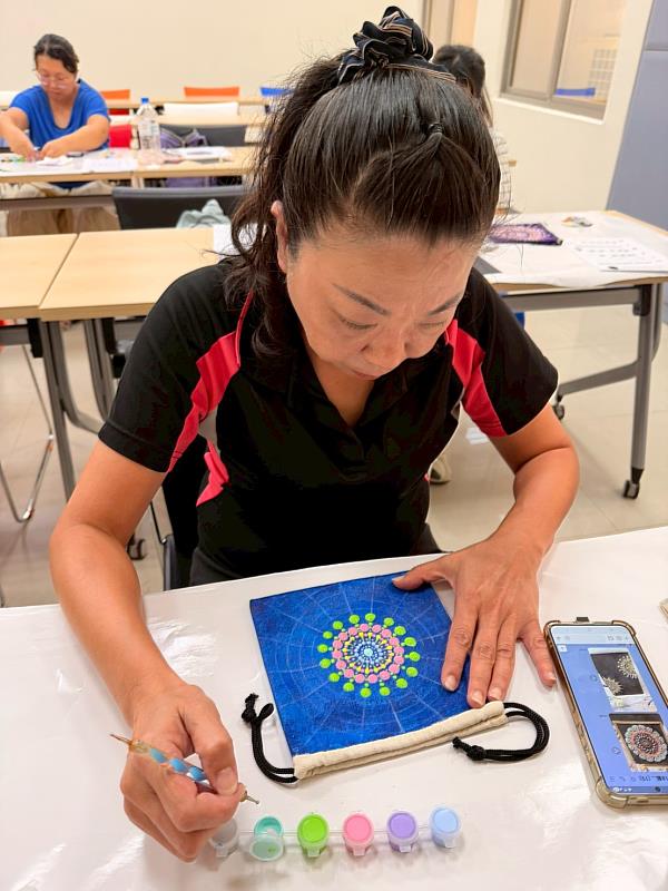 學員專注作畫