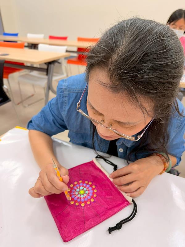 學員專注作畫