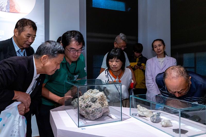 「說石話-石頭的身世與故事」特展展出120件國內外珍貴礦石。