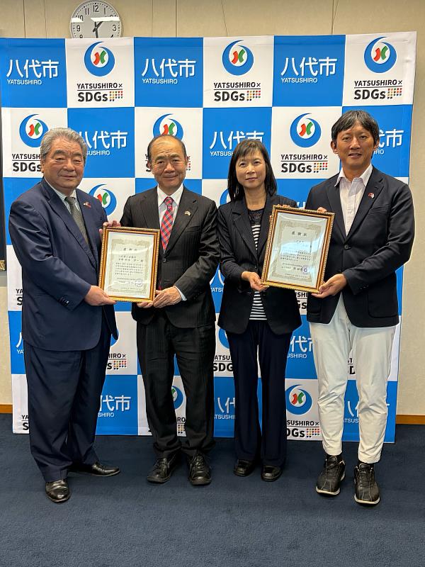 左起：八代商工會議所會頭竹永淳一、陳銘俊處長、處長夫人鄭靜敏、八代市長小野泰輔