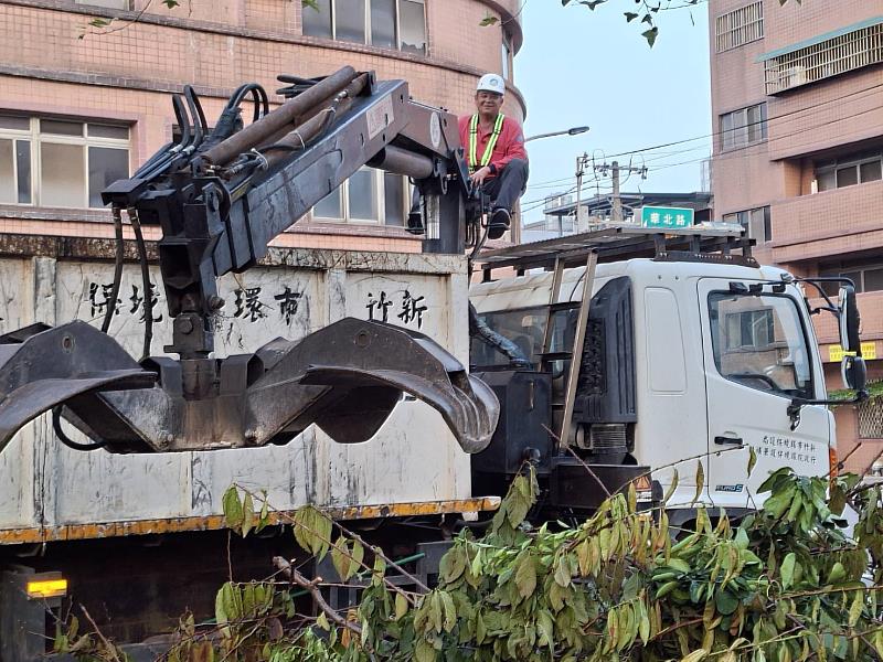 模範清潔隊員林明男工作照