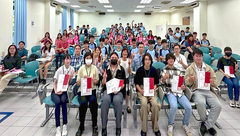 七位優勝學生與評審委員、師長及觀眾合影。
