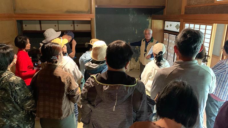 王弘明老師親自帶領阿里山貴賓館導覽解說