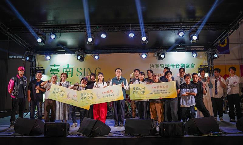 台南市長黃偉哲與社會組得獎者大合照