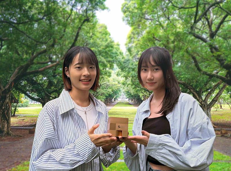 東海大學工設系系友林姿廷(右)、徐苡宸(左)