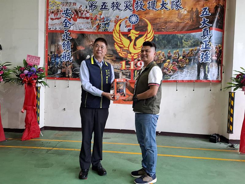 照片:消防局副局長蔡武忠回贈熊平安吉祥物給予居中促成引薦的廖宜琨議員。