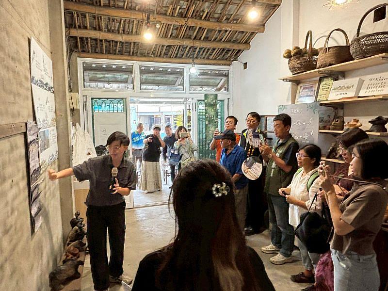 堊藝生長開幕活動導覽現場，南臺科大學生講解月世界惡地地形主題的環境教育書與種子盆栽作品，吸引參觀者深入了解地景與生態保育理念。