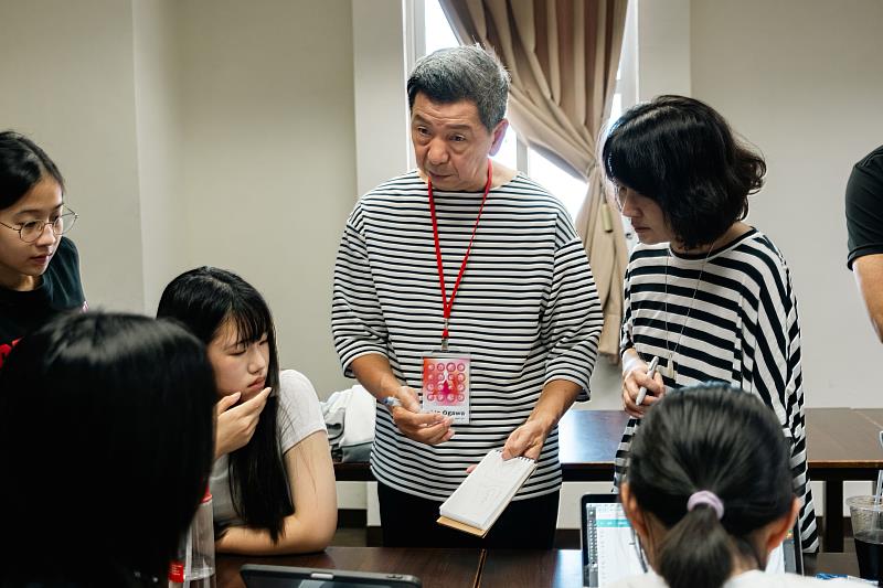 日本小川明生Akio Ogawa設計師(中間站立者)聆聽學員創意發想流程。