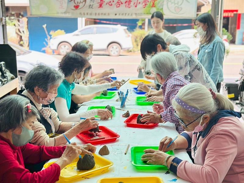 南臺科大左曜山生團隊帶領長者體驗堊土創作，讓藝術走入生活，凝聚世代情感與地方記憶。