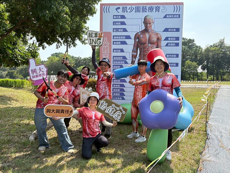 中興大學園藝學系吳振發教授(右3)團隊在溪州公園設有「肌少園藝療育區」,讓民眾感受園藝強肌力