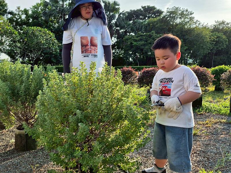 興大「肌少園藝療育區」,樹木修剪訓練手部肌肉