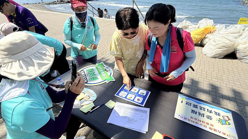 臺南救國團用行動愛台灣!邀請青年義工熱血淨灘黃金海岸