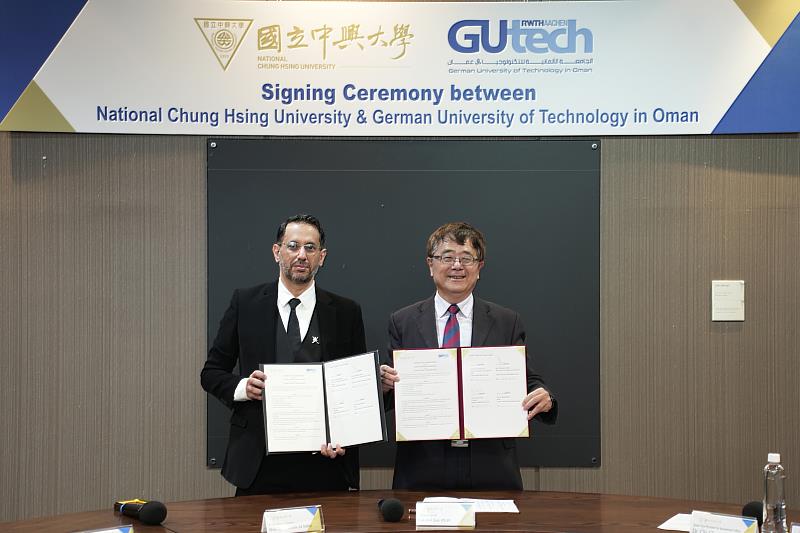 興大詹富智校長（右）與GUtech副校長兼上議員 Hon. Dr. Hussain Al Salmi 代表（右）雙方簽署
