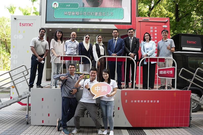 阿曼德國科技大學參訪團10月14日參訪台積電在興大擺設的攬才攤位