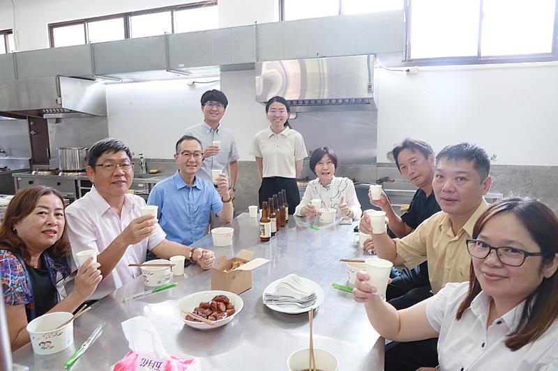 高科大水產食品科學系除了在一般食品加工之外,大力投入保健品和功能性產品的研發、建立功能性評估平台等計畫,更以量多質精的商品開發能力為校內獎助學金開闢永續金援。水食系藉傑出校友蘇文炳(左二)參訪機會,端出多樣產品提供試吃,包括雞湯、香腸、蝦捲、啤酒等。養殖系也提供品質極佳之白蛤蠣試煮鮮蛤湯品。