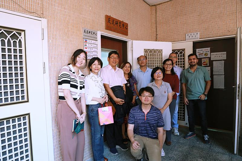 利用現任僑務委員暨傑出校友蘇文炳到訪機會,高科大校長楊慶煜請水圈學院各系分別展示近期研究及輔導成果,圖為海洋環境工程系設立的底泥研究中心,其技術與論文量均是世界頂尖角色。右四為底泥中心主任、海環系教授陳秋妏。