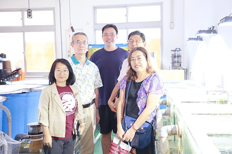 不論是食用養殖(水產養殖)或非食用養殖(海洋生物),高科大投入之研究量能均相當可觀。海洋生物技術系發展的可溶性塑膠技術擁有歐盟、美國專利的獨家技術,免回收流程,具強大的可實踐潛力。圖左起,海生系主任鄭至玉、海生系老師黃胤唐、業師李冠徵、Bali、Bali Aquarich創辦人蘇文炳及其夫人董乃萍。