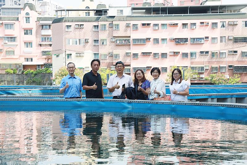 高科大水產養殖系掌握之光合菌技術,大幅改善我國友善養殖環境,並且取代傳統使用之孔雀綠。因應發送量日益增加,高科大支持養殖系於楠梓校區打造更大規模之養殖池。日前利用傑出校友蘇文炳到訪機會,展示建造成果,一共四池各至少400噸之淡海水混和池,其中一池將用作培養光合菌使用。圖片左起,高科大秘書室經理曲有明、水圈學院院長鄭安倉、Bali Aquarich創辦人蘇文炳、峇里台商聯誼會理事長董乃萍、高科大共教院院長楊碧藍、高科大養殖系主任潘婕玉。