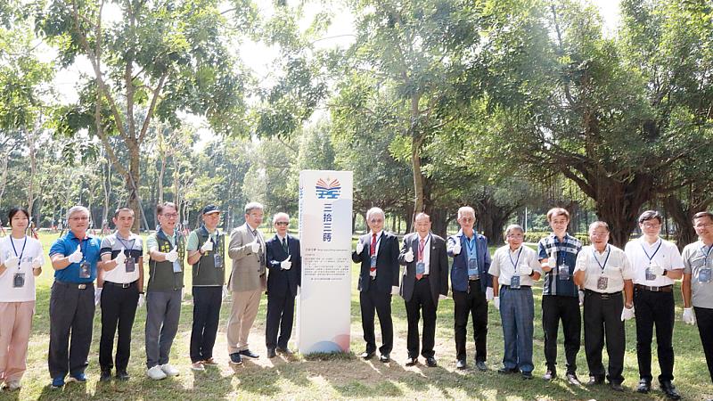 由原第一科大校友會譚本榮理事長(圖右五)及高科大EMBA菁英交流協會黃培倫會長(圖左四)共同發起並贊助「三拾三蒔」風鈴木園區,期盼成為高科大全新校園地標。