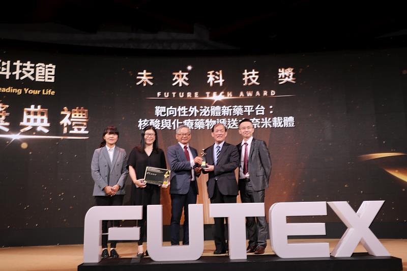 周德陽院長團隊接受國科會主委吳誠文頒獎表揚。