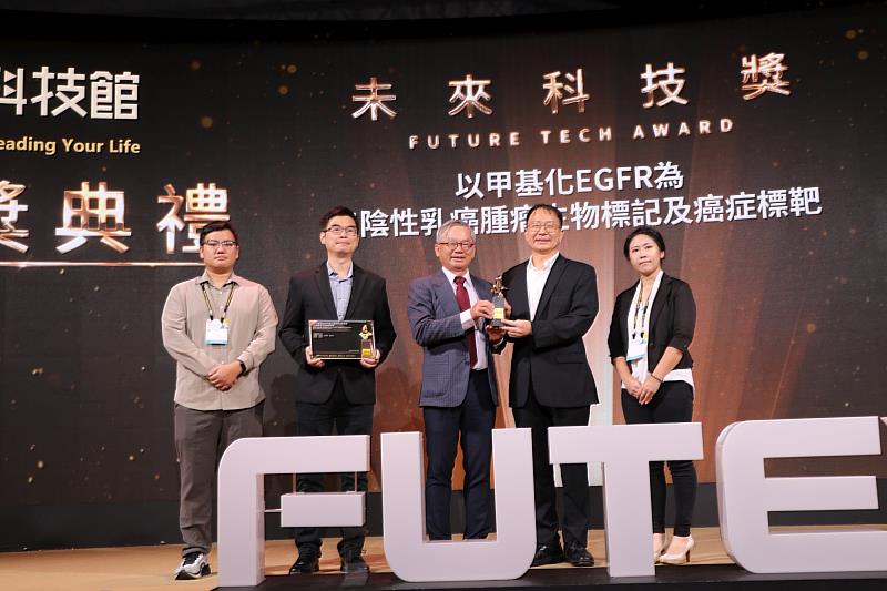 王紹椿教授團隊接受國科會主委吳誠文頒獎表揚。