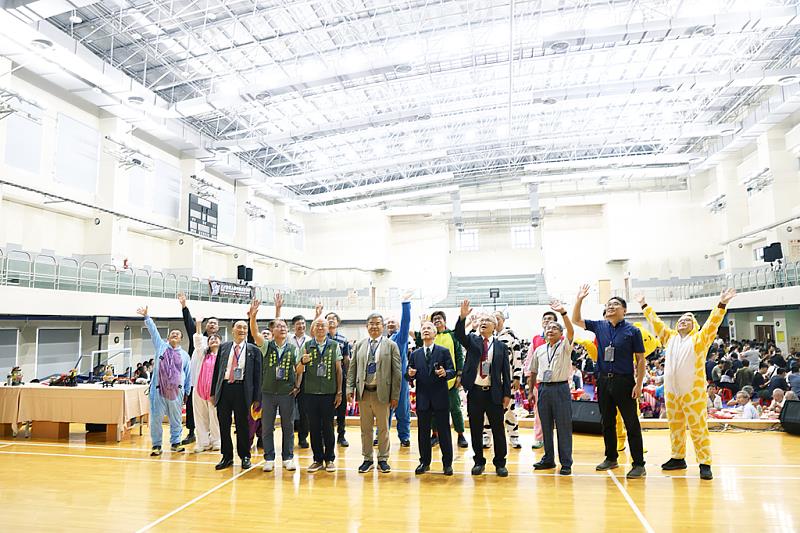 逾千位師長與校友參與校友回娘家午宴,現場熱鬧非凡。活動以歷任校長及校友總會長(理事長)帶領的創意動物派對進場揭開序幕,喚起校友對當年校慶盛況的美好回憶。圖為活動大合照。