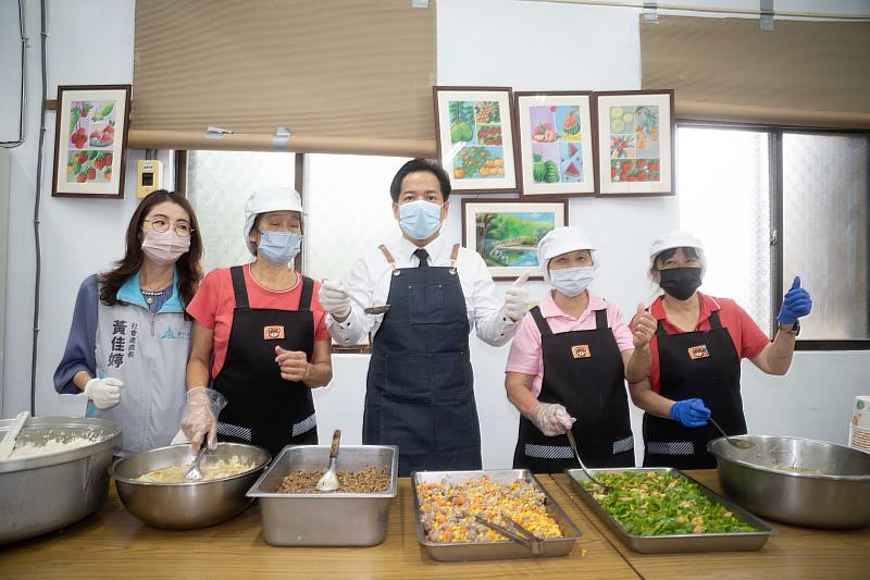 邱代理市長打菜給據點長輩。