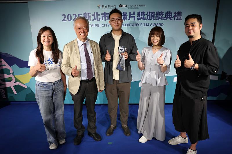基金會、徐仲彥導演與李利貞局長合影（左起：基金會執行長萬冠麗、基金會董事長歐晉德、徐仲彥導演、新聞局長李利貞、基金會董事齊廷洹）