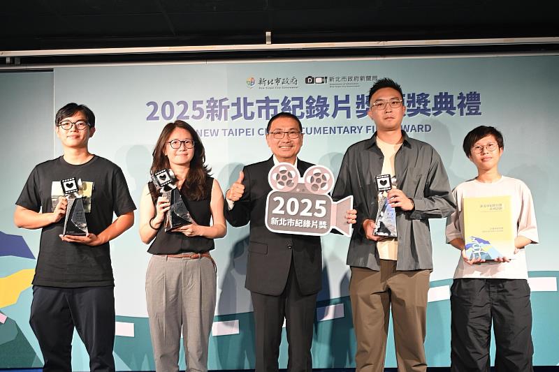 前三名獲獎者與市長侯友宜合影(新北市新聞局提供)