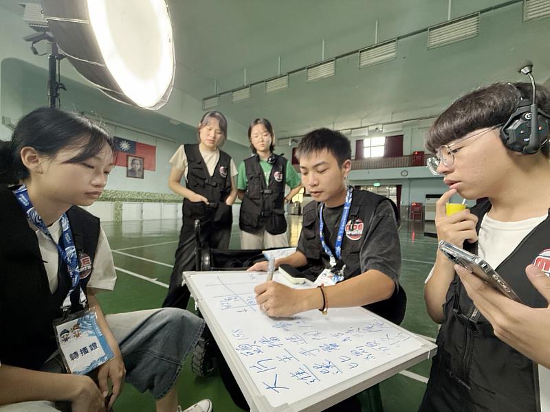 南華大學首啟SNG車轉播全國運動會軟式網球，轉播團隊仔細規劃轉播流程，展現專業分工與默契。