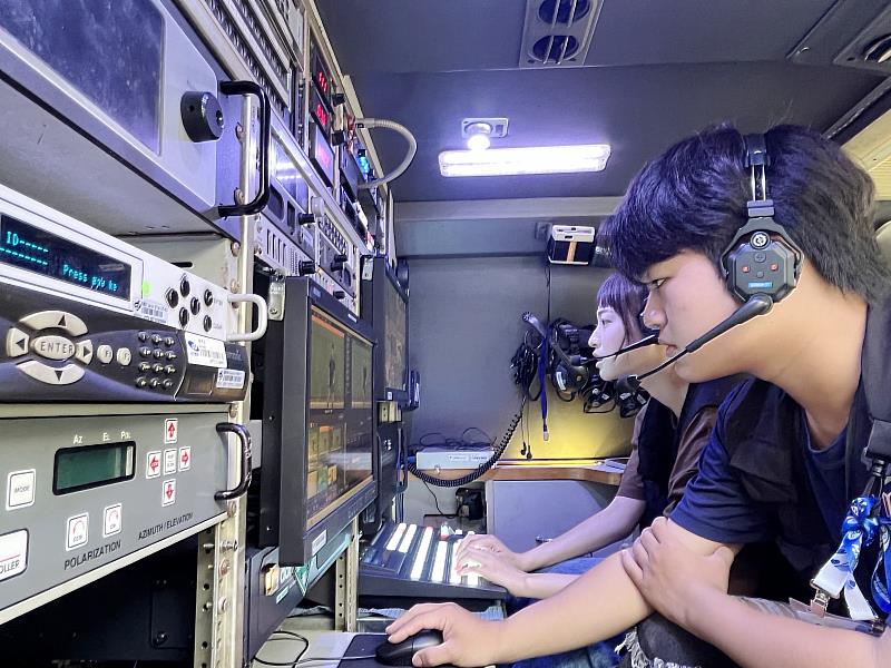 南華大學首啟SNG車轉播全國運動會軟式網球,轉播車內技術團隊全力以赴,掌握每個精彩畫面。