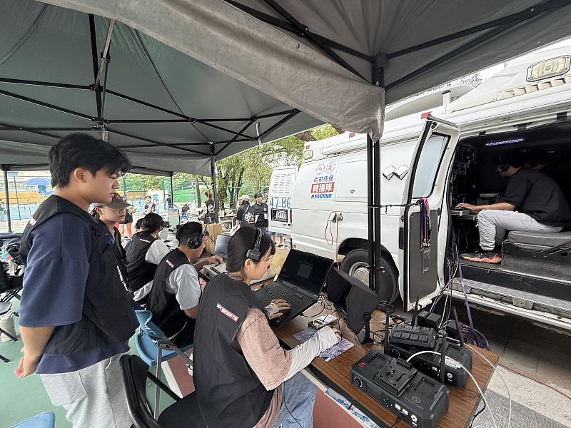 南華大學首啟SNG車轉播全國運動會軟式網球，學生轉播團隊展現專業實務能力。