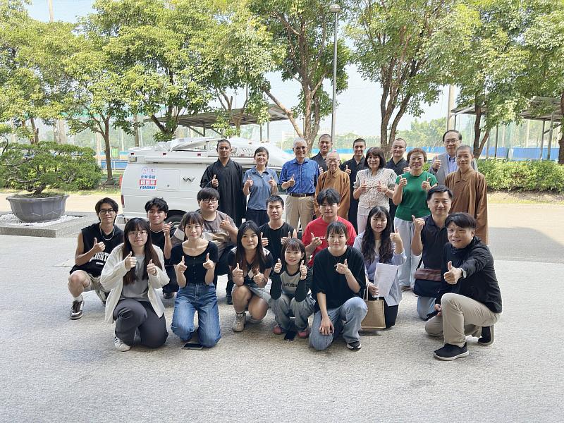 南華大學首啟SNG車轉播全國運動會軟式網球，佛光大學董事長暨南華大學董事慈惠法師(第三排中)、南華大學駐校董事覺禹法師(第三排右1)及校長高俊雄(第三排左3)勉勵學生。